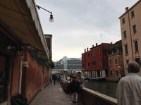 da kommt gerade ein riesiges Schiff