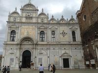 die Fassade des Krankenhauses