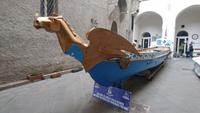 Langboot an der Tourist-Info Amalfi