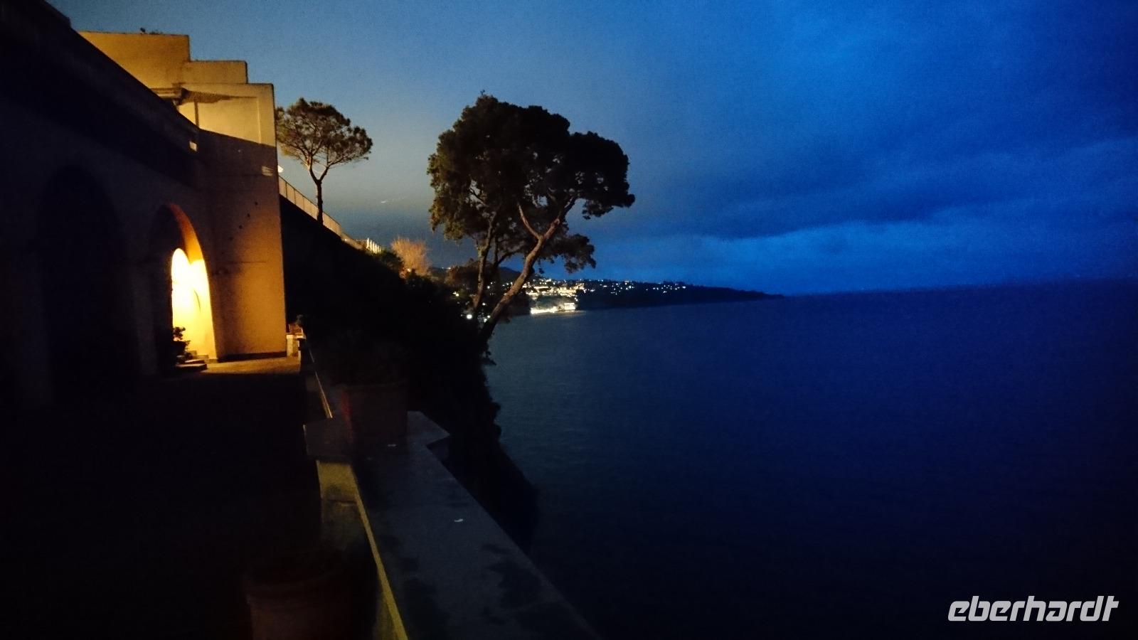 Abendlicher Blick vom Hotel nach Sorrent