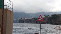 Hinten links unser Hotel auf der Klippe, vorn Hafen von Sorrent