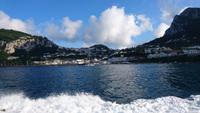 Capri Hafen und Stadt vom Wasser aus