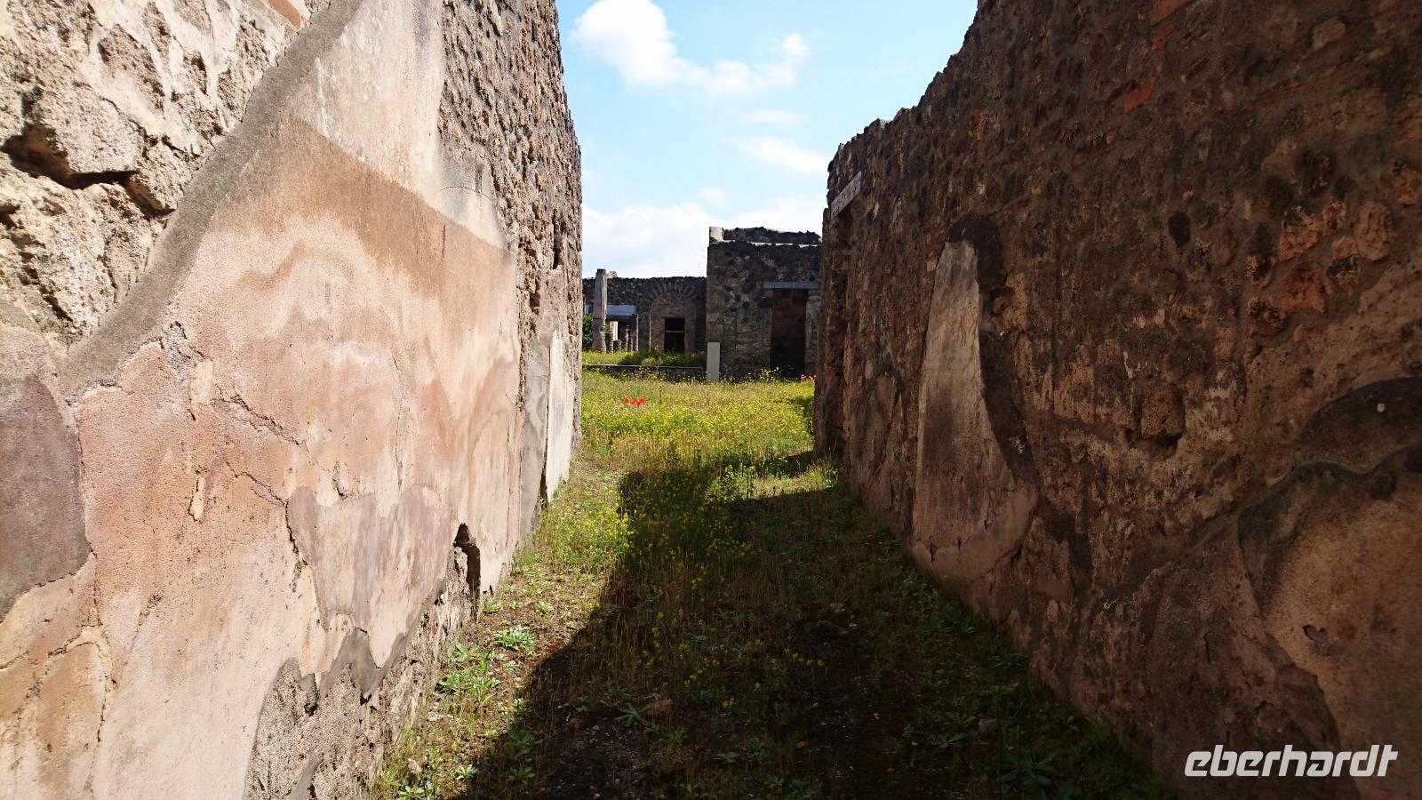 Häuserflucht im verschütteten und wieder ausgegrabenen Pompeji
