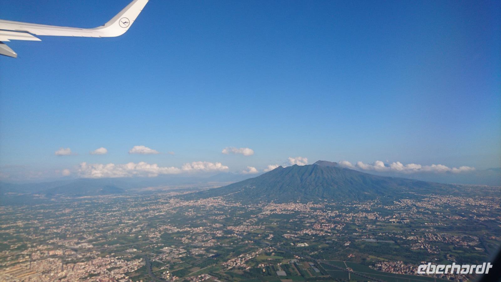 Ein letzter Blick aus dem Flieger zum Vesuv
