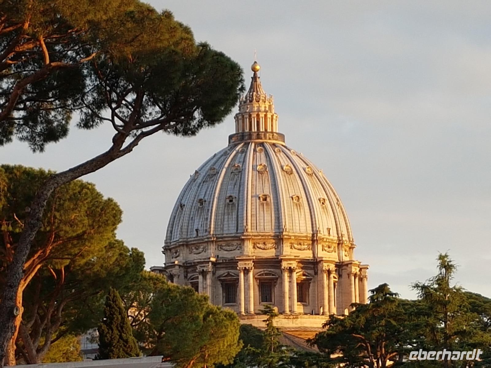 Die Kuppel des Petersdoms in Rom (2)