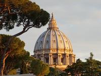 Die Kuppel des Petersdoms in Rom (2)