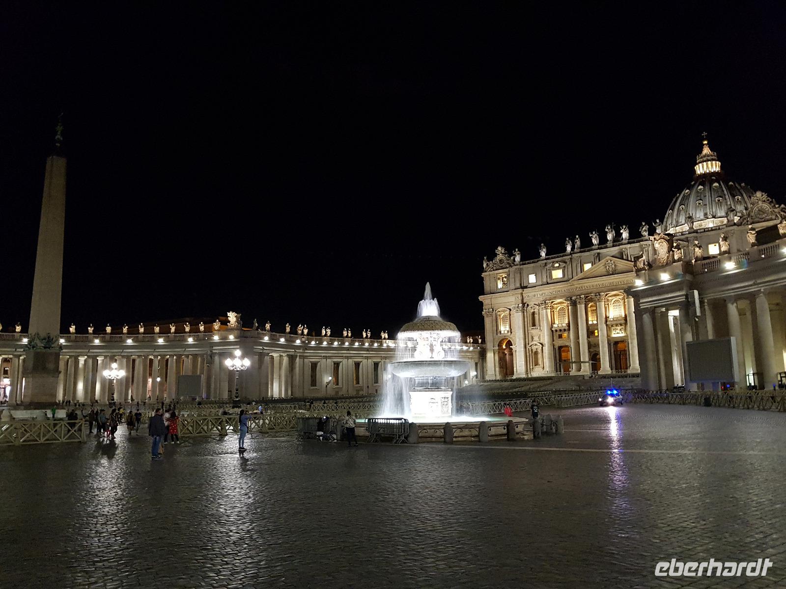 Der Petersplatz in Rom (1)