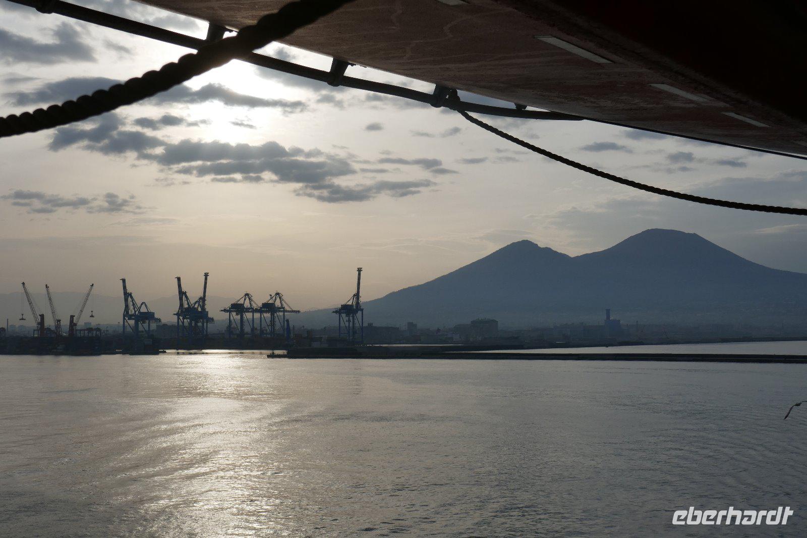 Blick auf Vesuv von der Fähre am Hafen von Neapel aus