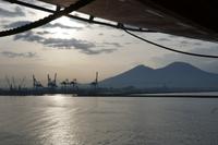 Blick auf Vesuv von der Fähre am Hafen von Neapel aus