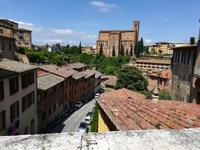 Siena - Blick über die Dächer mit der Basilica di San Domenico aus dem 13 Jh. .