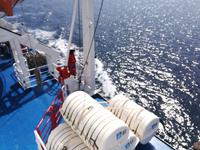 Silbern glänzt das Mittelmeer.