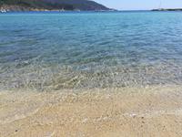 Glasklares Wasser lädt zum Baden ein.