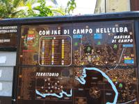 Die Comune di Campo Nell'Elba stellt sich auf einer Hinweistafel touristisch dar.
