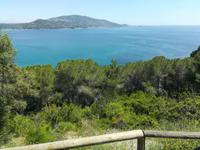 ... und immer wieder traumhafte Ausblicke auf Berge und Meer.