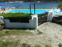 Ein Pool vor dem Meer.