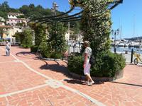 Strandpromenade in Porto Azzurro.