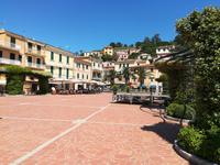 Sonne pur über dem Städtchen.