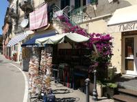 Bougainvillen schmücken einen Treppenaufgang