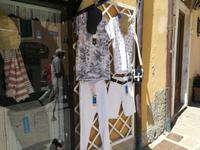 An Mode sehr schick mangelt es auch nicht.