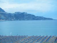 Strand von Giardini Naxos mit Blick auf Taormina