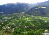 Blick vom Schnalser Waalweg ins Tal 