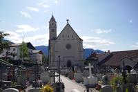 Friedhof Dorf Tirol mit Kirche