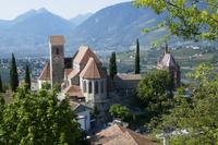 Blick auf alte u. neue Pfarrkirche/ Totenkapelle u. Mausoleum von der Burg aus