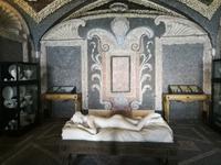 Liegende Dame alabasterweiß.