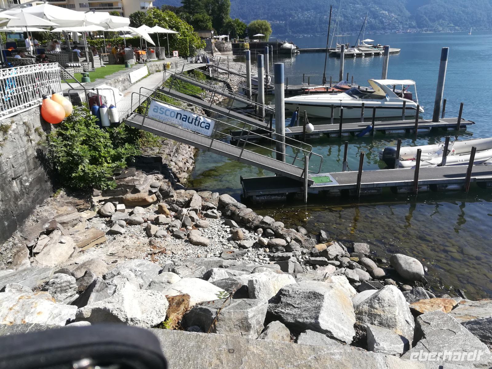 Boote liegen auch an in Ascona.