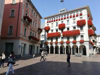 Auf der Piazza di Riforma Blumenpracht an den Häusern und....