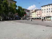 Ein schöner weiter Platz ist sie, die Piazza di Riforma in Lugano.