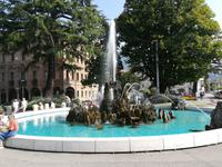 Der Springbrunnen spendet im immer noch heißen Spätsommer angenehme Kühle. 