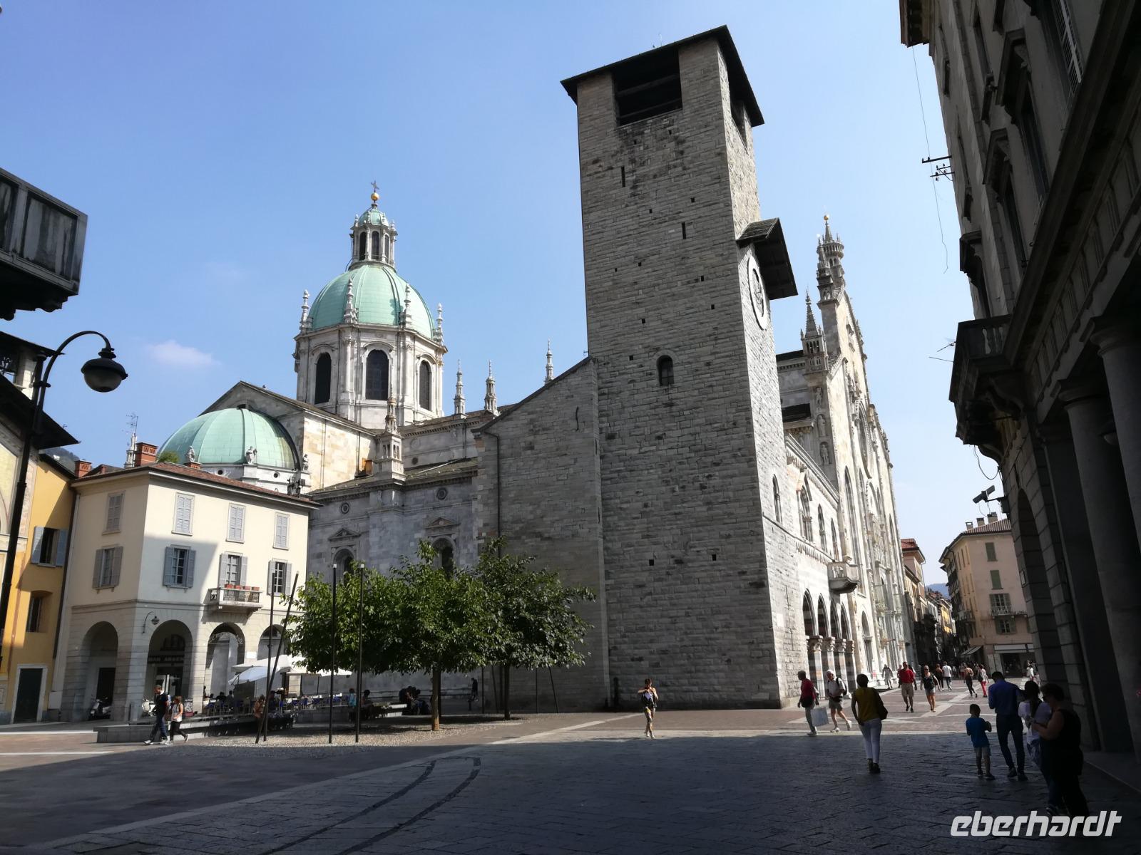 Comos Wahrzeichen  -  der Bischofssitz der Kirche - der Dom.