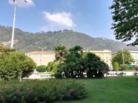 Die Hügel rund um den Comer See  -  Teil der Alpen.