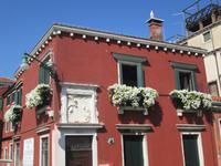 Relief Maria Verkündigung mit Blumenschmuck