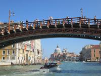 Accademia Brücke mit Santa Maria della Salute / Pestkirche