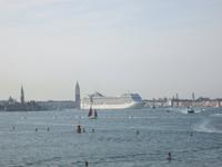 Kreuzfahrtschiff in der Lagune di Venezia