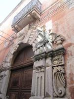 Barockes Eingangsportal eines Adelspalastes in Tropea