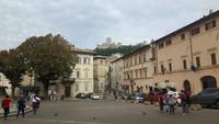 Assisi (Blick vom Piazza S. Chiara zur Rocca/Burg Maggiore)