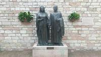 Assisi (Bronzeskulptur der Eltern des Hl. Franziskus)