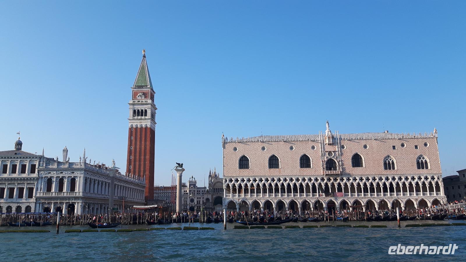 Venedig (Fahrt mit dem Vaporetto - Markusplatz)