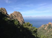 rote Felsen und blaues Meer