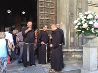 Mönche vor dem Dom von Neapel