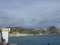 Blick von der Halbinsel St. Angelo auf Ischia
