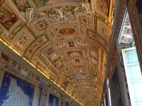 der Gang mit den alten Landkarten Italiens