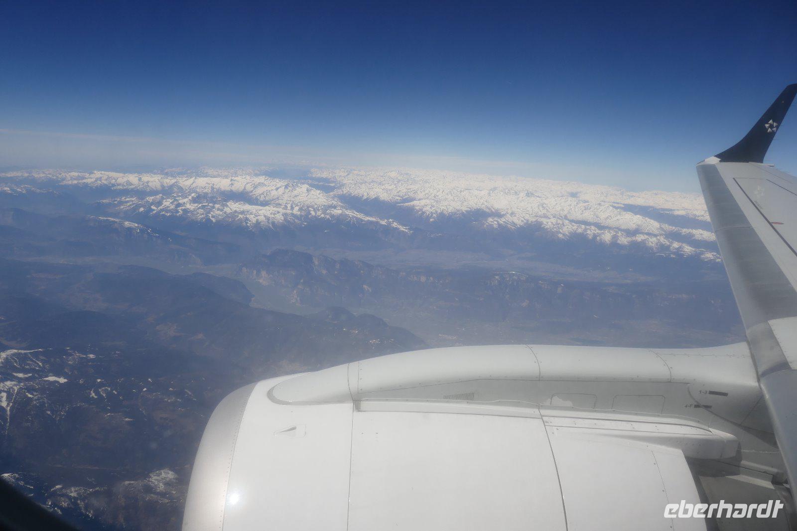 Flug über Alpen in Richtung Venedig