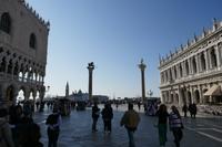 Blick auf Lagune mit den Säulen der Stadtheiligen