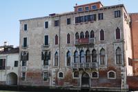 Häuser auf dem Weg durch die Stadtteile