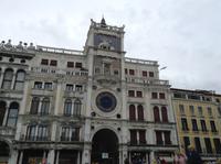 Haus mit Glockenturm am Markusplatz