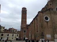 Vor der Frari-Kirche